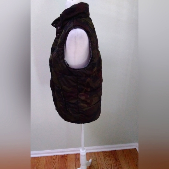 American Eagle Outfitters Camo Puffer Vest - Picture 4 of 10